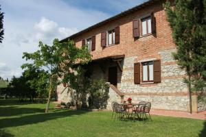 a table and chairs in front of a building at Agriturismo Cavalierino in Montepulciano