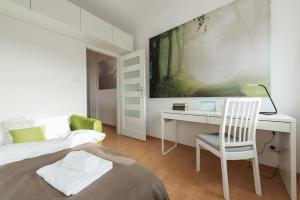 sypialnia z biurkiem i łóżkiem z krzesłem w obiekcie Szczesliwice Ochota P&O Serviced Apartments w Warszawie