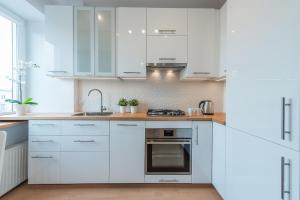 Kuchnia lub aneks kuchenny w obiekcie Szczesliwice Ochota P&O Serviced Apartments
