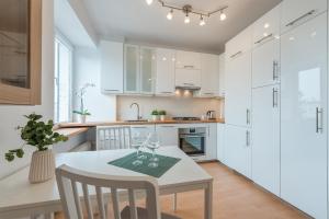 Kuchnia lub aneks kuchenny w obiekcie Szczesliwice Ochota P&O Serviced Apartments
