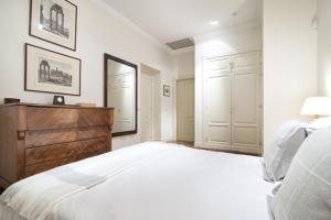 A bed or beds in a room at Apartamento Principe Terrace en Madrid