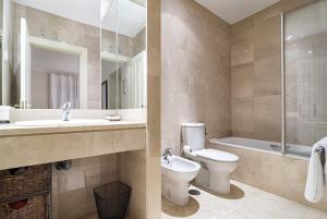 een badkamer met een toilet, een wastafel en een bad bij Apartamento Principe Terrace en Madrid in Madrid
