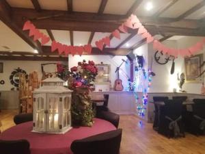 een kamer met een tafel met een lantaarn en decoraties bij Three Rivers Hotel in Ferryside