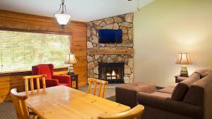 uma sala de estar com uma mesa e uma lareira em Bluegreen Vacations Christmas Mountain Village, an Ascend Resort em Wisconsin Dells