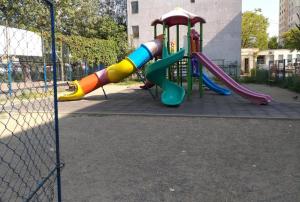 ein Spielplatz mit Rutsche in einem Park in der Unterkunft Irvin Apartament in Iaşi