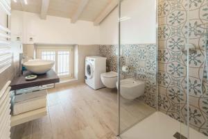 Ванная комната в Casa Dei Maestri Luxury Apartments +37 фотографий