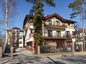an apartment building with a tree in front of it at Willa Focus in Mielno