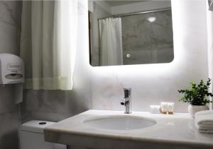 Koupelna v ubytování Inkari Suites Hotel