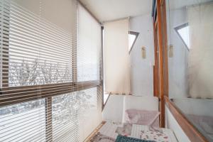 ein kleines Zimmer mit einem Fenster mit Jalousien in der Unterkunft Les Cimes de Belle Hutte in La Bresse