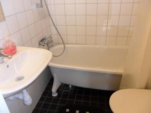 Ванна кімната в Klinttorget 1