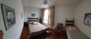 um quarto com 2 camas e uma janela em Praia do Forte e boemia da Passagem em Cabo Frio