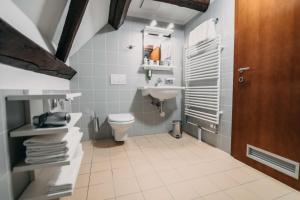 Koupelna v ubytování Hotel Dvor Jezersek Brnik + 37 fotografií