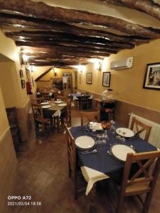 uma sala de jantar com uma mesa azul e cadeiras em Hotel Rural Real de Laroles Nevada bike and treeking em Laroles