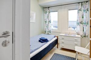a small bedroom with a bed and a window at Bed's Motell & Rumsuthyrning in Norrköping