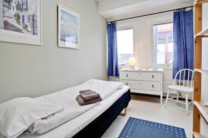 a small bedroom with a bed and a window at Bed's Motell & Rumsuthyrning in Norrköping