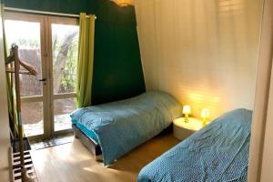 聖皮耶爾基貝隆的住宿－Maisonnette atypique des années 1960，一间卧室设有两张床和窗户。