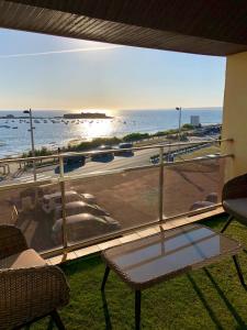 balcón con vistas a la playa y al océano en Magnifique duplex super cosy Vue mer 180, en Ploemeur