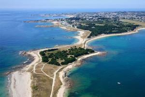 uma vista aérea de uma ilha no oceano em Studio cabine Méga cosy Bord de mer - Terrasse em Quiberon