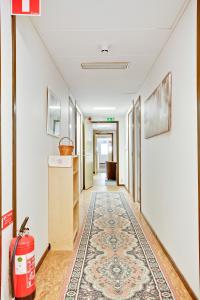 un pasillo con una alfombra en el suelo en Bed's Motell & Rumsuthyrning, en Norrköping