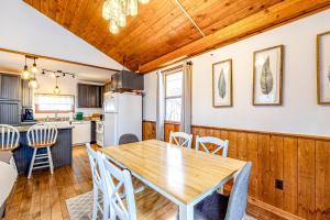 Η κουζίνα ή μικρή κουζίνα στο Sugarbush Retreat