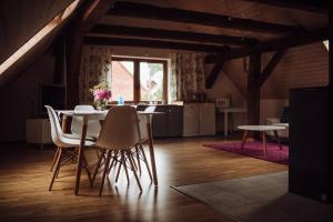 a kitchen and dining room with a table and chairs at Osada pod Lipą in Ostrowice