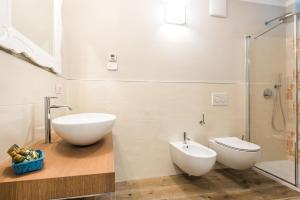 łazienka z umywalką, toaletą i prysznicem w obiekcie Casa Tonetta Luxury Apartments w Arco +24 zdjęcia