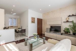 sala de estar con sofá y mesa de cristal en Villa Meri very central and beautiful apartment en Split
