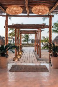 un padiglione sulla spiaggia con palme e luci di Ser Casasandra Boutique Hotel a Isola Holbox