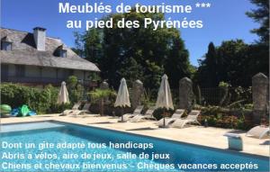 een flyer voor een resort met een zwembad, stoelen en parasols bij Gîtes L'Escargot Bleu in Oloron-Sainte-Marie