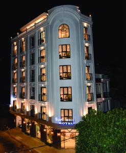 een verlicht gebouw 's nachts met verlichting bij Sun Hill Hotel in Vung Tau