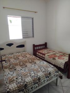 En eller flere senger på et rom på Casa grande e confortável em Ilha Comprida