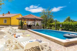 Swimmingpoolen hos eller tæt på DEA