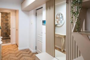 een hal met witte muren en een trap bij History Museum Apartment in Boekarest +46 foto's