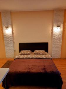 een groot bed in een kamer met 2 verlichting bij Квартири подобово Івано-Франківська Nice apartments for booking in Ivano-Frankivsʼk