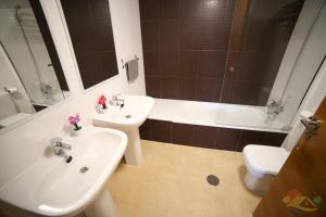 ein Badezimmer mit Waschbecken, Badewanne und Toilette in der Unterkunft Apartment - Sleeps 4 - Pool - Terrace - Parking in Torre-Pacheco + 5 Fotos