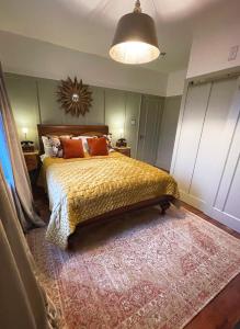 sypialnia z łóżkiem z żółtą kołdrą w obiekcie The Crown Inn Dial Post w mieście Horsham