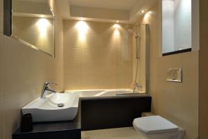 キェルツェにあるApartament Classicのバスルーム(洗面台、トイレ、バスタブ付)