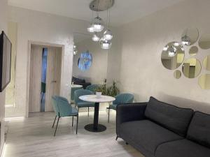 Posedenie v ubytovaní Panorama Luxury Apartment in The House with a Spire, a historical building in the city centre
