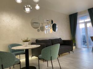 Posedenie v ubytovaní Panorama Luxury Apartment in The House with a Spire, a historical building in the city centre
