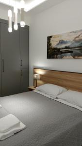 una camera da letto con un grande letto e un dipinto sul muro di Apartament SunPark a Przemyśl