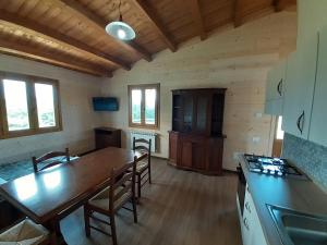 - une cuisine avec une table et des chaises en bois dans la chambre dans l'établissement Agriturismo D'Apostolo, à Amatrice