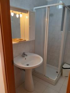 een badkamer met een wastafel en een douche bij Trulli Panoramici in Alberobello