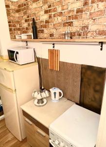 Il comprend une petite cuisine équipée d'un four micro-ondes et d'un réfrigérateur. dans l'établissement В центрі біля Ратуші вулиця Площа Ринок 11, à Lviv