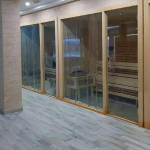 una habitación vacía con ventanas de cristal en un edificio en Apartman D16 Milmari Kopaonik, en Kopaonik