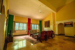 een eetkamer met een tafel en stoelen bij Jamboland-Diani in Diani Beach