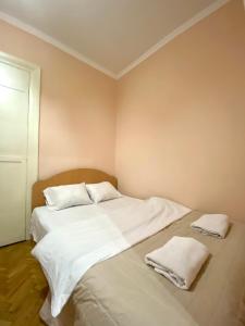 Postel nebo postele na pokoji v ubytování Квартира біля залізничного вокзалу вулиця Залізнична 10 до 5 гостей