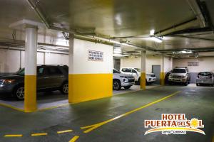 uma garagem de estacionamento com vários carros estacionados nela em Hotel Puerta del Sol em David