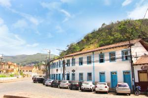 a street with cars parked in front of a building at Hotel Nossa Senhora Aparecida in Ouro Preto