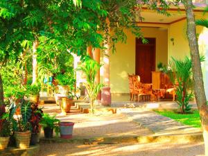 una casa con un jardín con árboles y plantas en Mount View, en Polonnaruwa