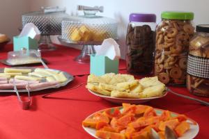 una mesa con platos de comida en una mesa roja en Hotel Nossa Senhora Aparecida, en Ouro Preto 61 fotos más